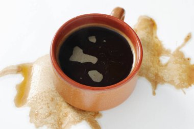 Beyaz arka planda bir fincan kahve ve lekeler. Kavramsal fotoğraf