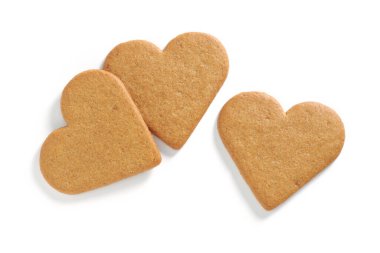 Kalp şeklinde zencefilli kurabiyeler beyaz arka planda, üst manzara