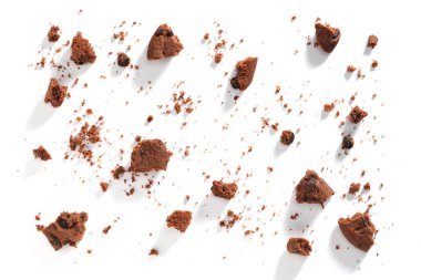 Beyaz arka planda çikolata parçalı kurabiyeler.