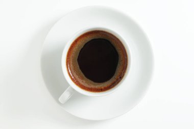 Beyaz arka planda bir fincan kahve. Üst görünüm