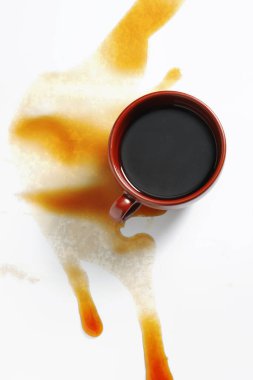 Bir fincan kahve masanın üstüne döküldü. Kavramsal fotoğraf