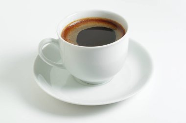 Beyaz arka planda bir fincan kahve. Yakın plan.