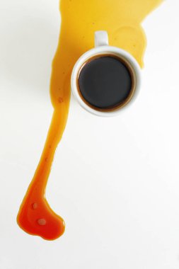 Masaya bir fincan kahve döküldü, üst manzara. Kavramsal fotoğraf