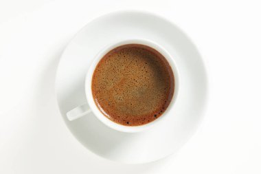 Beyaz arka planda bir fincan kahve. Üst görünüm