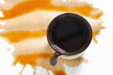 Bir fincan kahve masanın üstüne döküldü. Kavramsal fotoğraf