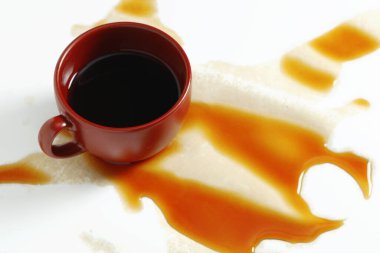 Bir fincan kahve masaya döküldü. Kavramsal fotoğraf