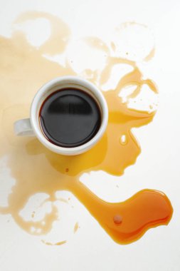 Masaya bir fincan kahve döküldü, üst manzara. Kavramsal fotoğraf