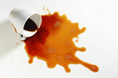 Bir fincan kahve masaya döküldü. Kavramsal fotoğraf