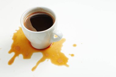 Bir fincan kahve masaya döküldü. Mesaj için yer var. Kavramsal fotoğraf