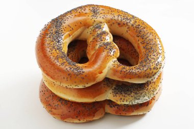 Beyaz arka planda haşhaş tohumlu krakerler