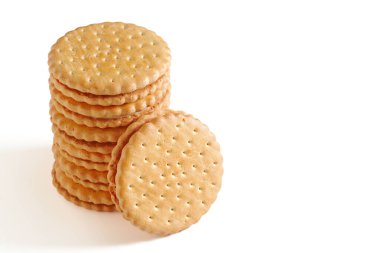 Beyaz arkaplanlı yuvarlak sandviç kurabiyeleri yığını
