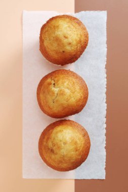 İki tonluk arka planda çikolatalı küçük kekler. 