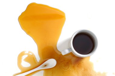 Bir fincan kahve masanın üstüne döküldü. Kavramsal fotoğraf