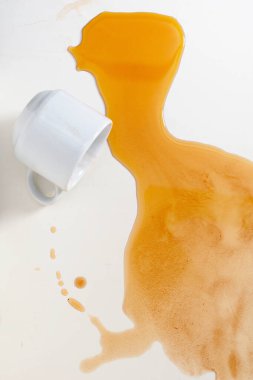 Bir fincan kahve masanın üstüne döküldü. Kavramsal fotoğraf