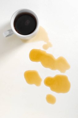 Beyaz arka planda bir fincan kahve ve lekeler. Kavramsal fotoğraf