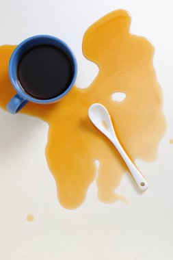 Bir fincan kahve masanın üstüne döküldü. Kavramsal fotoğraf