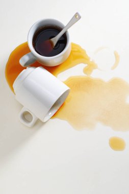 Kahve fincanları masanın üstüne döküldü. Kavramsal fotoğraf