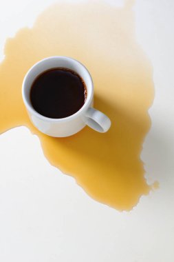 Bir fincan kahve masanın üstüne döküldü. Kavramsal fotoğraf