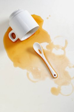 Bir fincan kahve masanın üstüne döküldü. Kavramsal fotoğraf