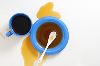 Bir fincan kahve masanın üstüne döküldü. Kavramsal fotoğraf