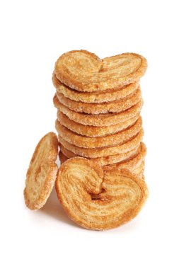 Avuç içi yığınları beyaz arkaplanda hamur işi kurabiyeler tüttürür