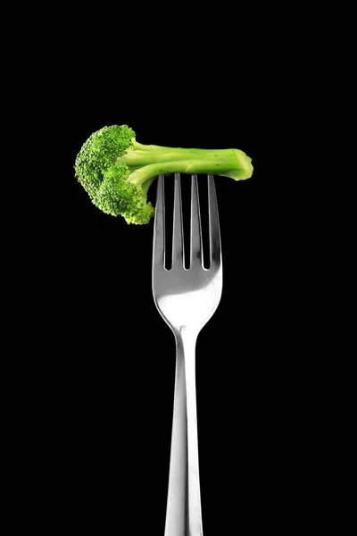 Yiyecek Brokoli Kara Arkaplan Çatalında — Stok fotoğraf