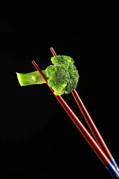 Lebensmittel Brokkoli Auf Einem Kotelett Auf Schwarzem Hintergrund — Stockfoto