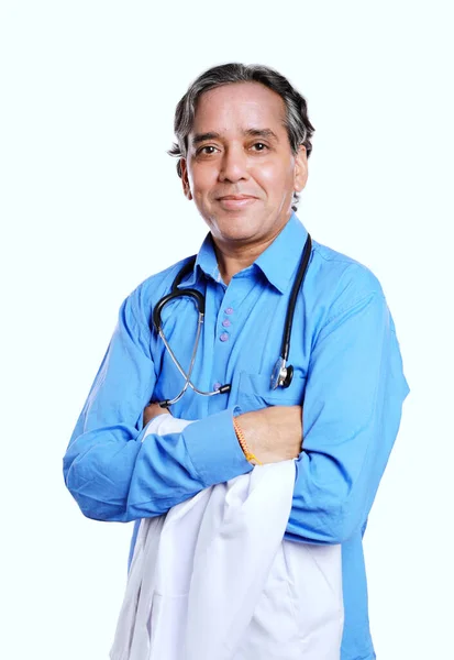 Steteskoplu Asyalı Hintli Doktor Beyaz Arkaplanda Izole Edildi — Stok fotoğraf