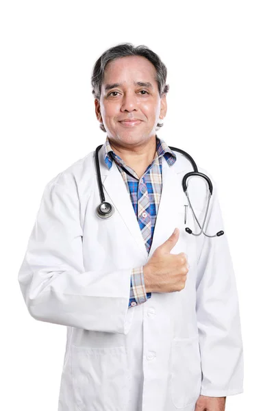 Hintli Doktor Beyaz Arkaplanda Başparmak Gösteriyor — Stok fotoğraf