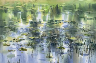 Gölün arka planında yansımaları olan su otları. Sonbahar manzarası