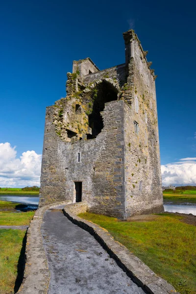 卡里加福勒城堡是爱尔兰克里县沿着野生大西洋大道的历史地标之一 — 图库照片