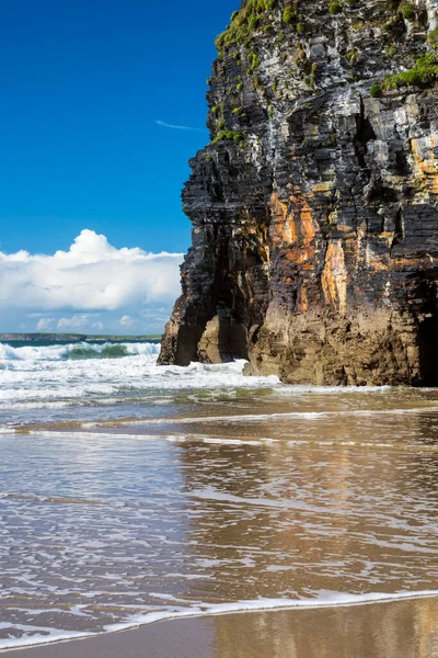 Okyanus Dalgaları Resimli Kayalıklar Rlanda Nın Kerry Ilçesindeki Ballybunion Sahili — Stok fotoğraf