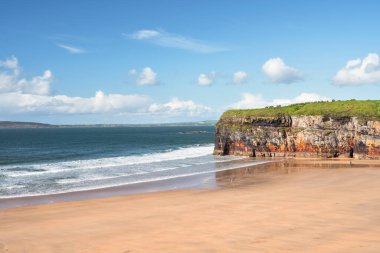 İrlanda 'nın Kerry ilçesindeki Ballybunion Sahili ve uçurumlarının manzarası. Vahşi Atlantik Yolu 'ndaki keşif noktalarından biri..