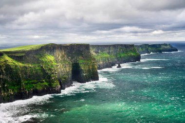 Moher Kayalıkları, İrlanda 'nın Atlantik kıyıları boyunca uzanan Vahşi Atlantik Yolu' ndaki ünlü bir turistik merkezdir..