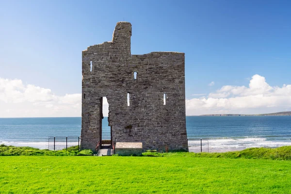 アイルランドのケリー郡の海岸に立つバリーバニオン城跡 ワイルドアトランティックウェイの魅力の一つ ロイヤリティフリーのストック画像