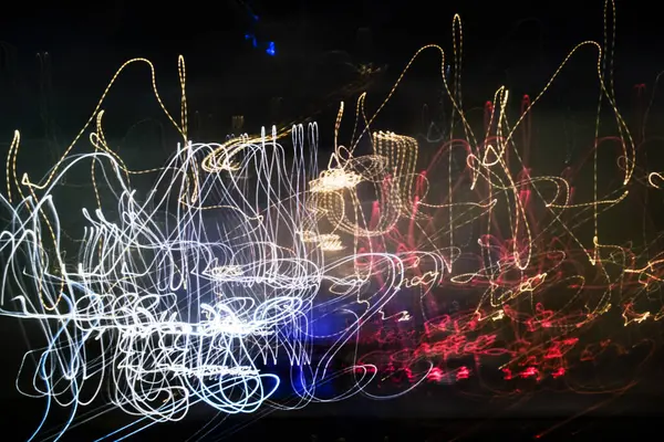 移動車から夜間の街灯 長時間の露出でカメラの動きで作られた抽象的な芸術 ロイヤリティフリーのストック写真