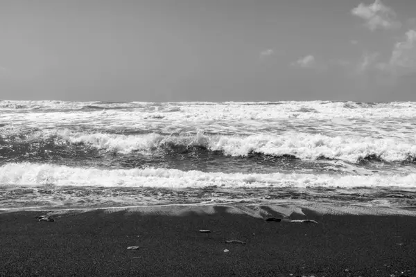 Fırtınalı Okyanustaki Güçlü Dalgalar Atlantik Kıyısındaki Kumlu Sahilden Siyah Beyaz — Stok fotoğraf