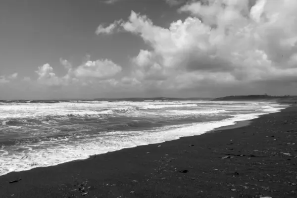 在狂风暴雨的日子里 在爱尔兰大西洋沿岸的沙滩上看到的汹涌的海浪 有黑白相间的 图库图片