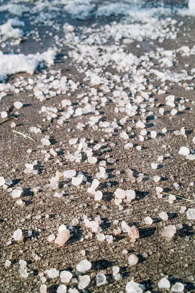 人行道上岩石盐的封堵 用于融化冰雪 免版税图库照片