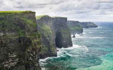 İrlanda 'daki Moher Uçurumları manzarası, İrlanda Atlantik kıyıları boyunca Vahşi Atlantik Yolu' nda ünlü bir turistik cazibe merkezi..