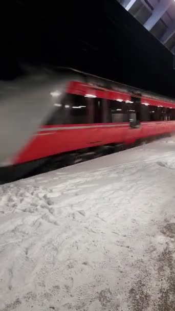 Скоростной Поезд Проходящий Через Железнодорожную Станцию Сильный Снегопад Зимой Норвегии — стоковое видео