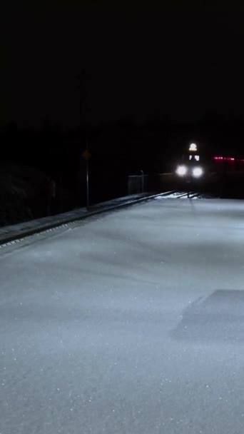 Verde Chegando Estação Trem Inverno Para Uma Cidade Coberta Neve — Vídeo de Stock
