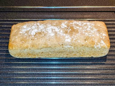 Fırındaki ızgarada ekmek var.