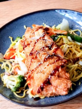 Japon yemeği ızgara pilav ve tavuk.