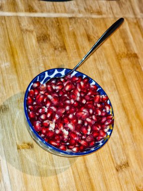 Bir kasedeki nar dikey bir çekim.