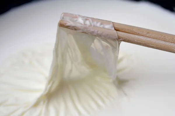Milchhaut Mit Holzstäbchen Von Der Milchoberfläche Entfernen — Stockfoto