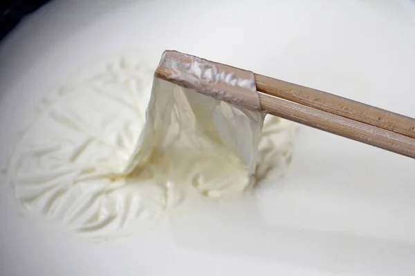 Usunąć Skórę Mleka Powierzchni Mleka Drewnianymi Pałeczkami — Zdjęcie stockowe
