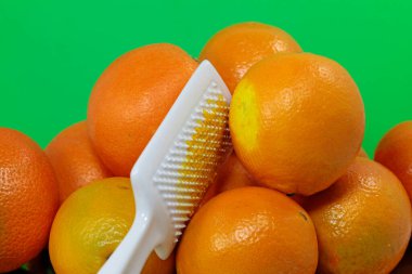 Clemenules mandalinaları yüksek C vitamini içeriği, yoğun aroma ve parlak turuncu renkleri ile karakterize edilir.