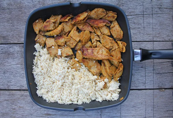 米饭和大豆蛋白质都集中在木桌上的锅里 — 图库照片