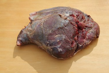  Tahtada vahşi et var.